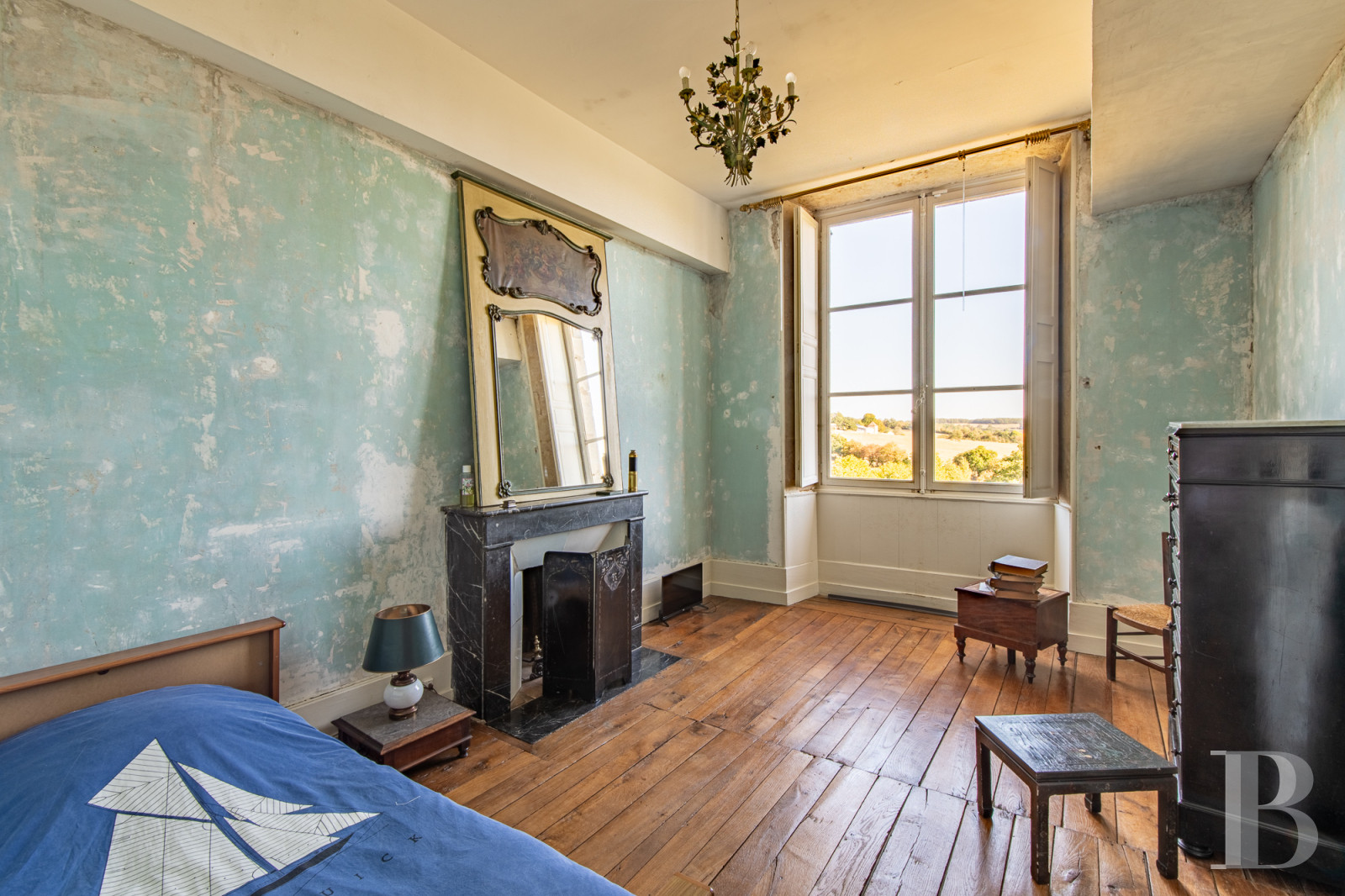 A 15th-century castle overlooking rolling farmland between Poitiers and Angoulême, in the Vienne region. - photo  n°24